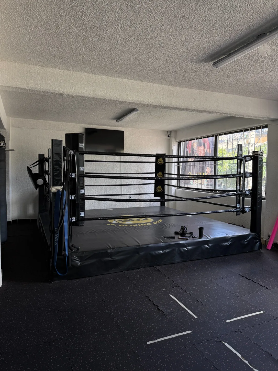 Ring de boxeo profesional de JK Boxing Gym con lona y cuerdas negras