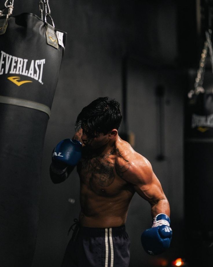 Boxeador entrenando en el costal en un gimnasio de box de la Ciudad de México