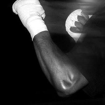 Manos vendadas en guardia antes de entrenar box